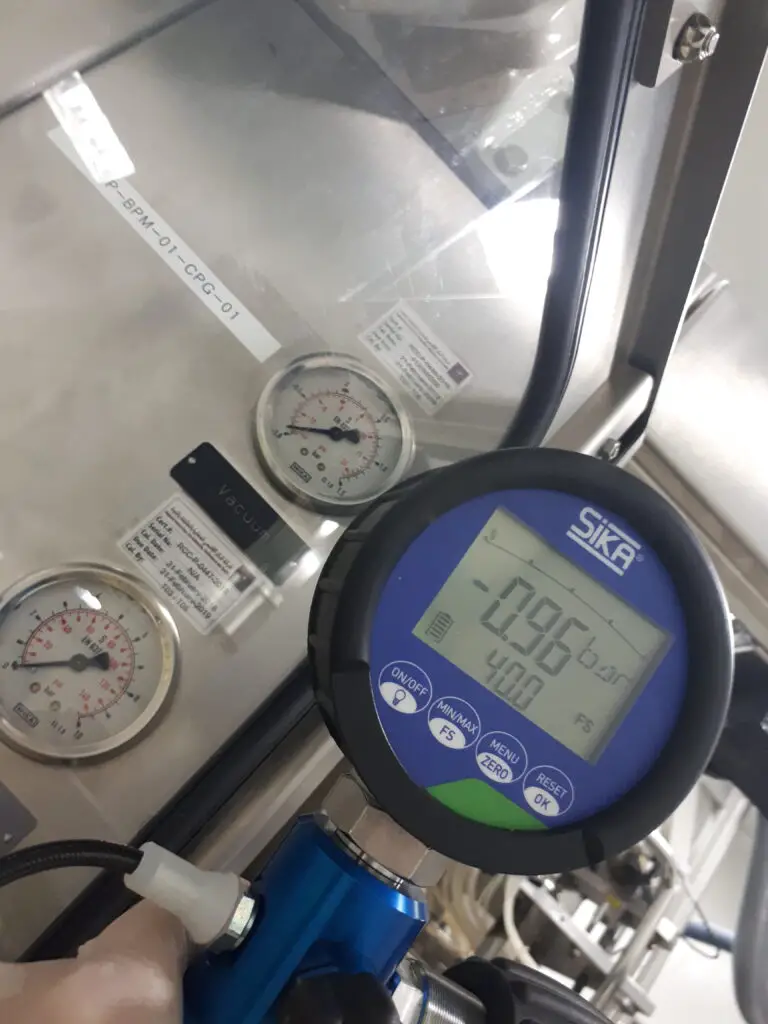 analog and digital pressure gauge