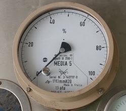 A sample differential pressure gauge (SAMSON) used as a level gauge