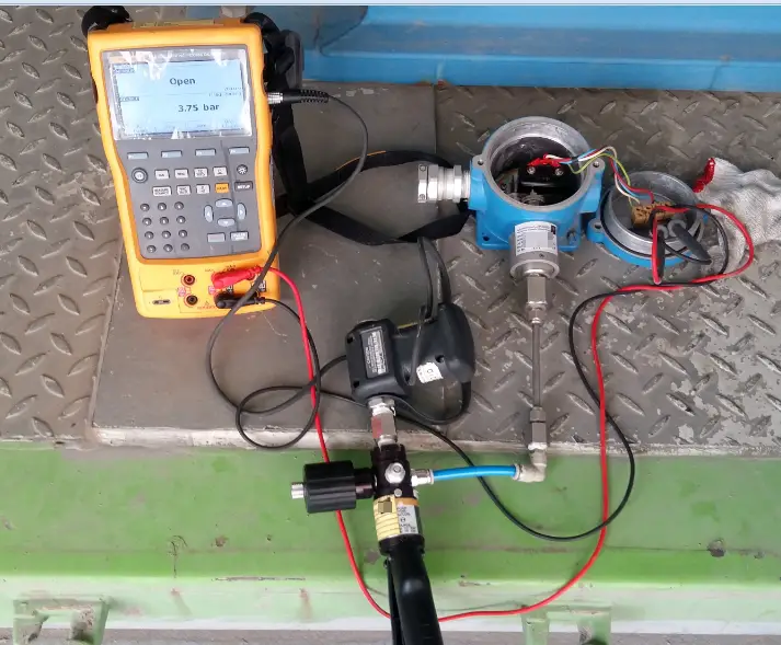 Calibration set-up using a Pressure Module with Hand Pump and Fluke 754 as an indicator and at the same time used as an open and closed monitoring. You can also use a digital multimeter in this function.