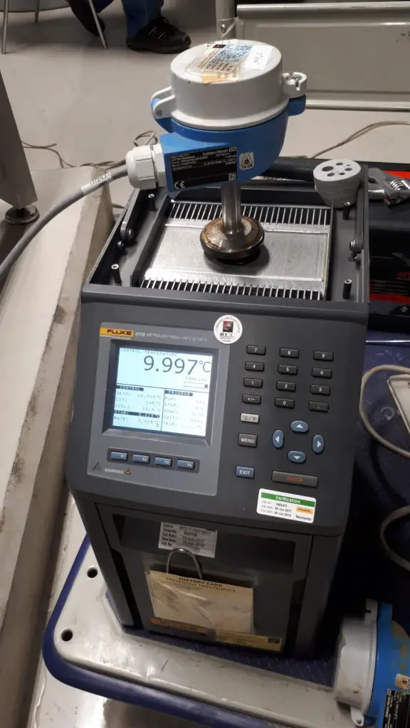 Temperature transmitter inserted in a Fluke Metrology Well
