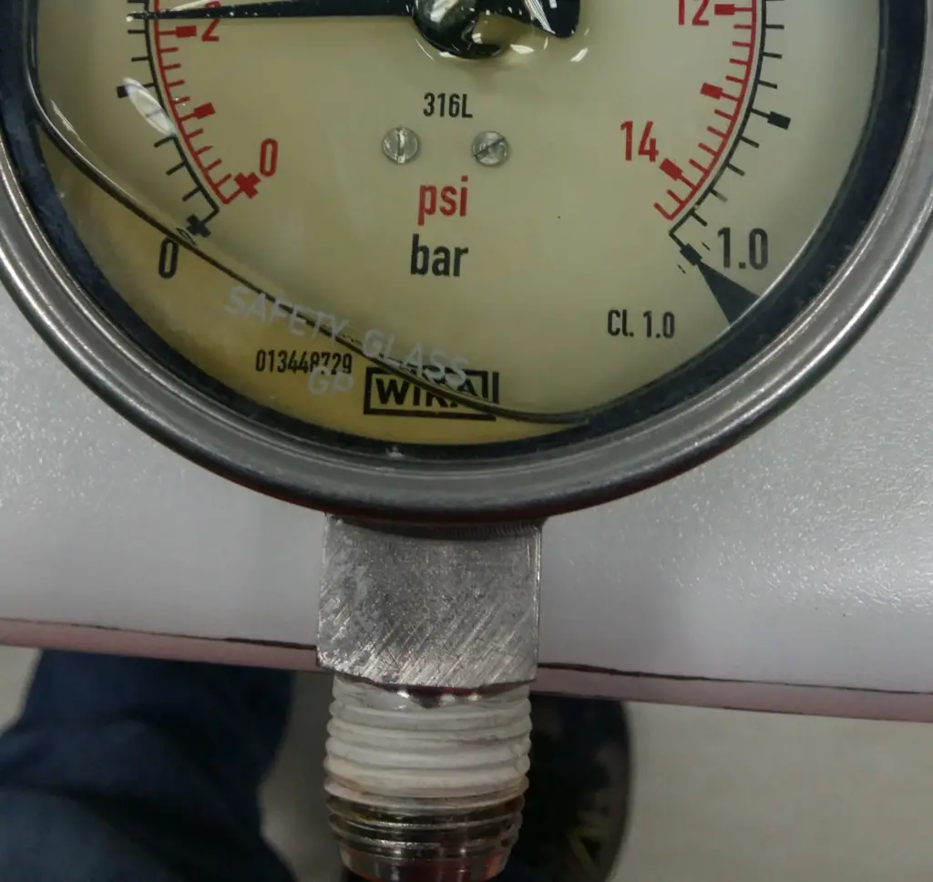 pressure gauge connected using 1/2 NPT (notice the teflon tape for proper sealing)